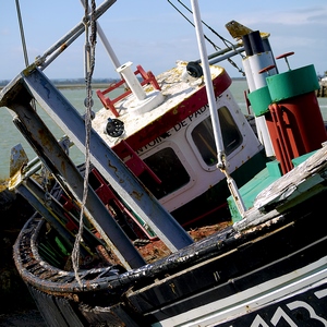 Bateau abandonné devant un bras de mer - France  - collection de photos clin d'oeil, catégorie paysages